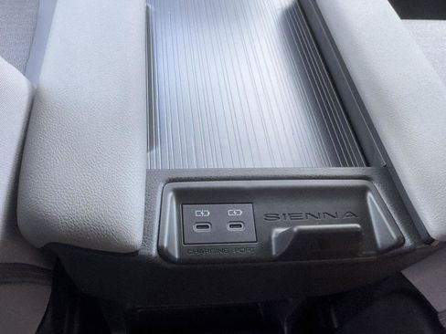 Used 2025 Toyota Sienna LE FWD image 18