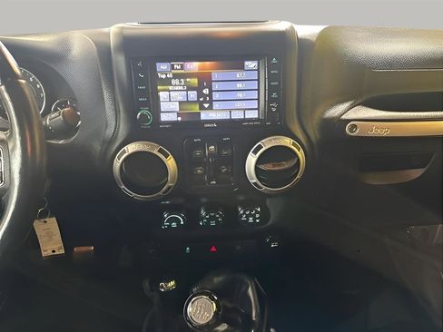 Used 2014 Jeep Wrangler Unlimited Sahara w/ Connectivity Group AWD/4WD image 14