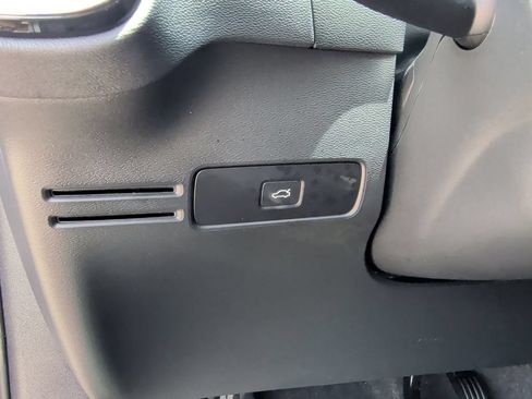 Used 2025 Volvo XC40 B5 Plus AWD/4WD image 15