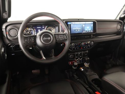 Used 2024 Jeep Gladiator Rubicon image 2