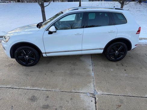Used 2013 Volkswagen Touareg Sport image 9