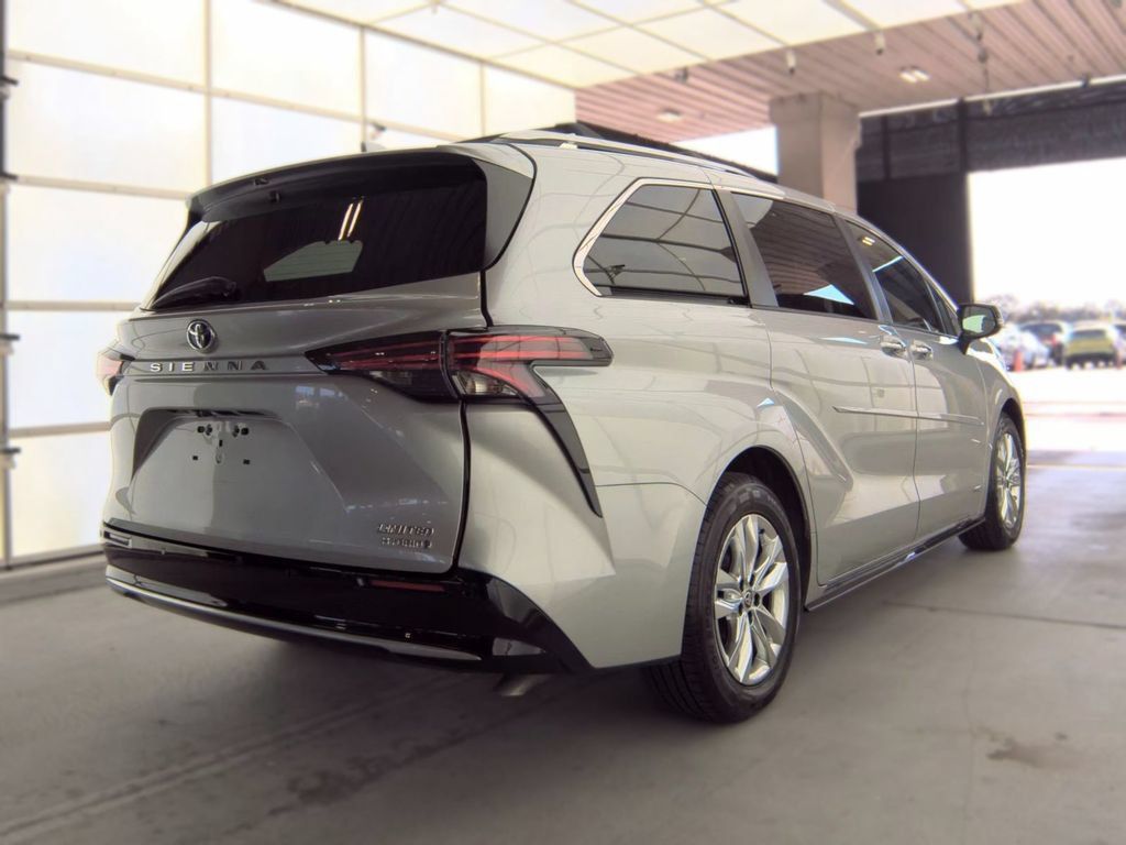 Used 2021 Toyota Sienna Limited FWD image 7