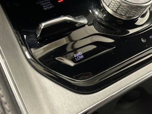 Used 2024 Jeep Wagoneer L Series II w/ Convenience Group I image 15