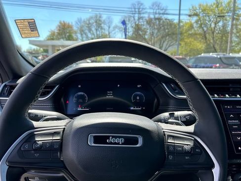 Used 2023 Jeep Grand Cherokee Altitude AWD/4WD image 12
