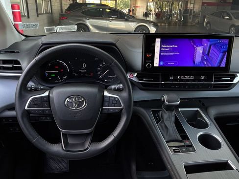 Used 2025 Toyota Sienna XLE FWD image 16