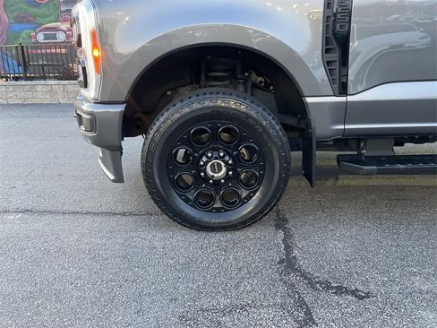 Used 2023 Ford F250 Lariat w/ Black Appearance Package image 9