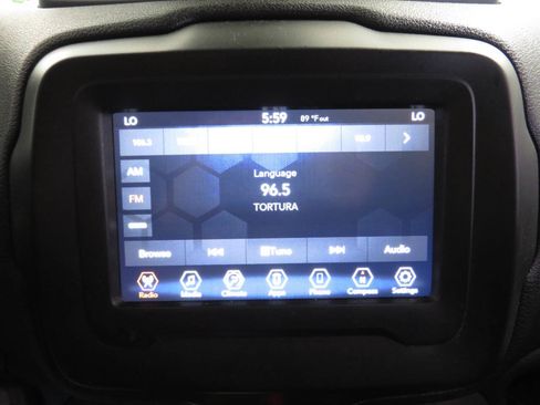 Used 2020 Jeep Renegade Latitude FWD image 22