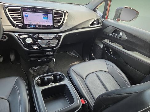 Used 2025 Chrysler Pacifica Select FWD image 14
