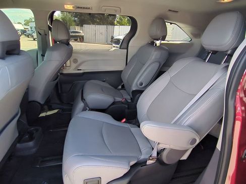 Used 2023 Toyota Sienna Limited image 13