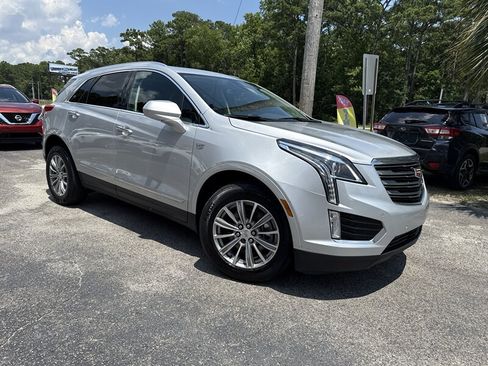 Used 2017 Cadillac XT5 Luxury w/ Driver Awareness Package FWD image 3