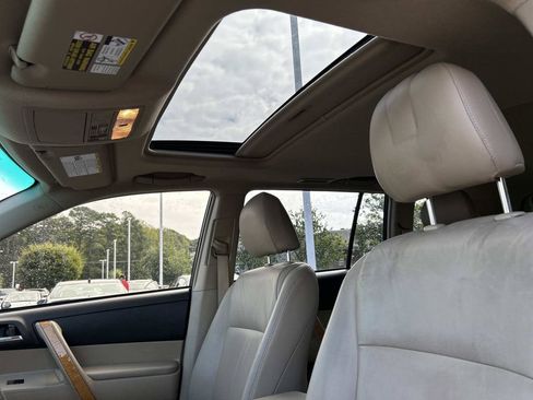 Used 2010 Toyota Highlander Limited AWD/4WD image 24