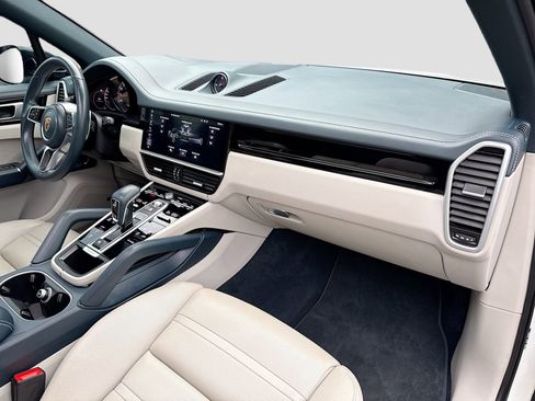Used 2019 Porsche Cayenne S image 31