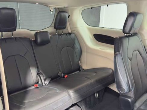 Used 2022 Chrysler Pacifica Touring-L FWD image 17