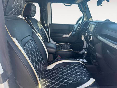 Used 2012 Jeep Wrangler Sahara w/ Connectivity Group image 15