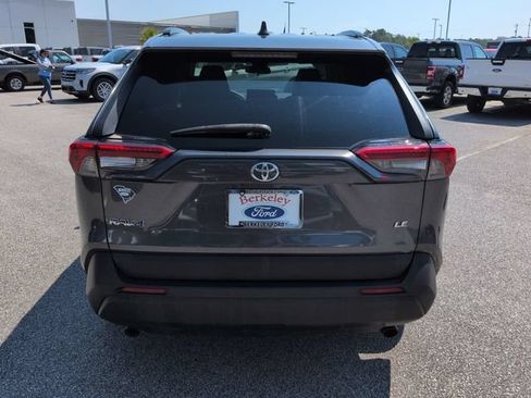 Used 2021 Toyota RAV4 LE FWD image 5