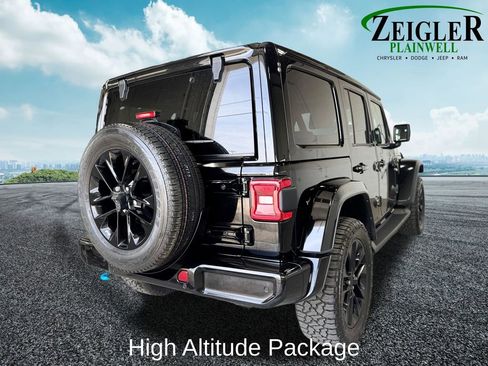 Used 2021 Jeep Wrangler Unlimited Sahara AWD/4WD image 5