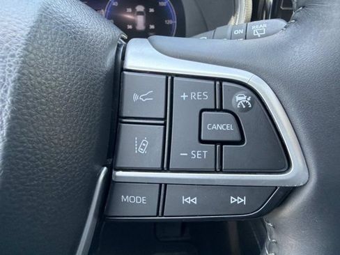 Certified 2024 Toyota Highlander Platinum FWD image 26