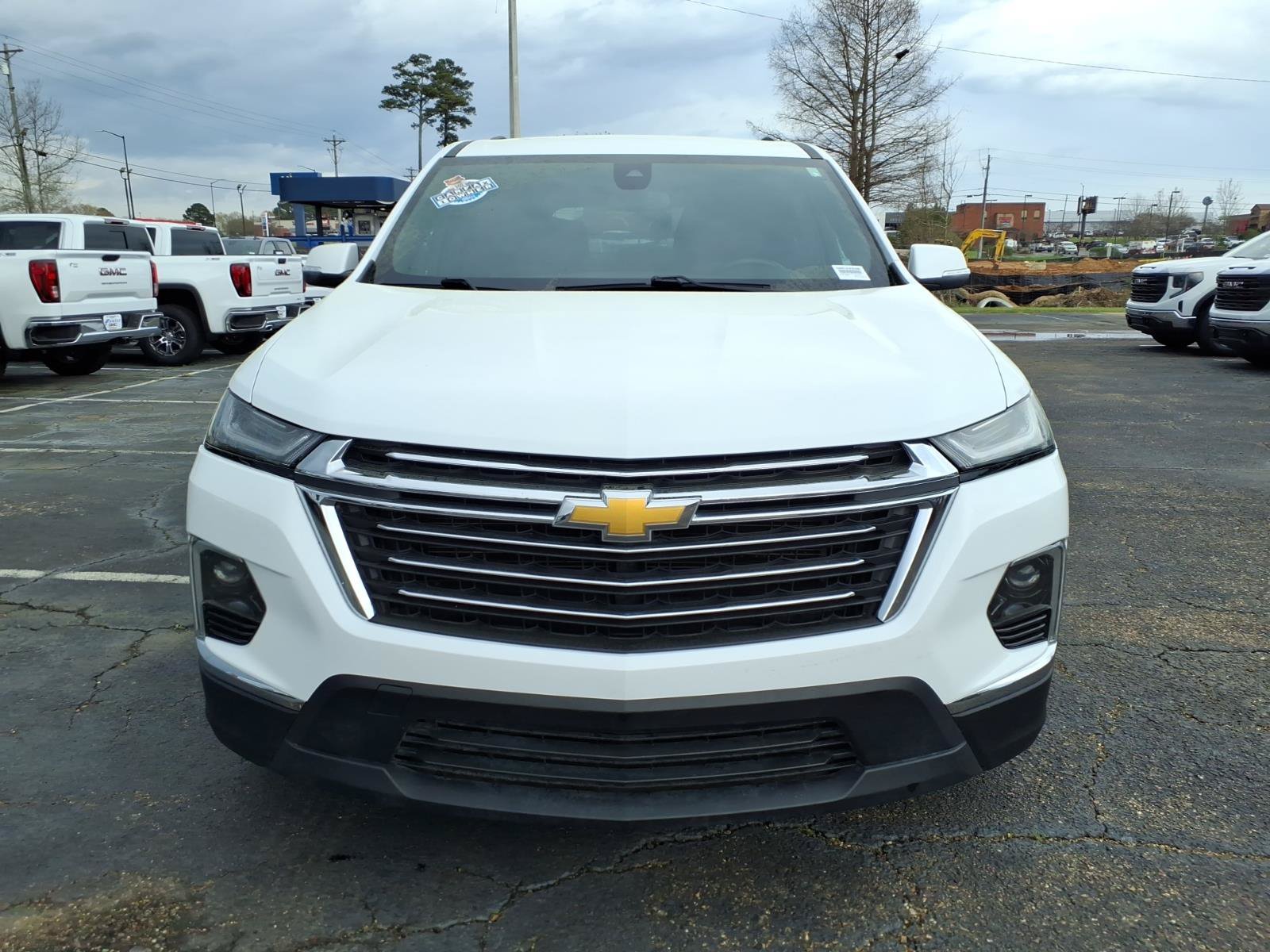 Used 2023 Chevrolet Traverse LT FWD image 2