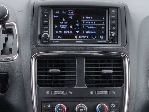 Used 2018 Dodge Grand Caravan SXT FWD image 18