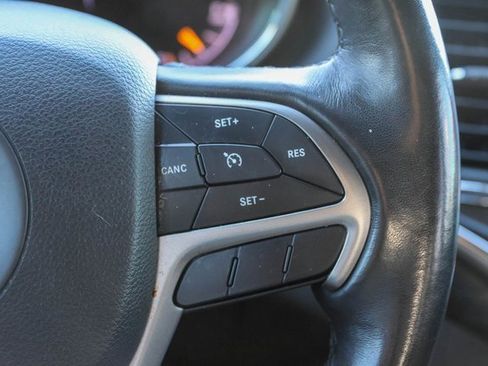 Used 2020 Jeep Grand Cherokee Laredo w/ Security & Convenience Group image 27