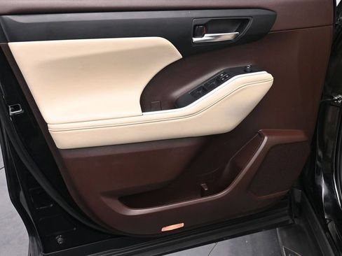 Used 2022 Toyota Highlander XLE AWD/4WD image 9