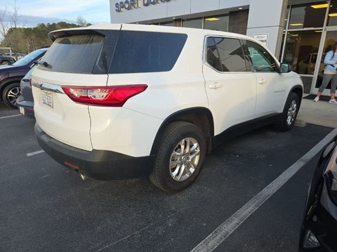 Used 2021 Chevrolet Traverse LS image 3