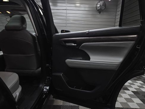 Used 2023 Toyota Highlander Limited AWD/4WD image 35
