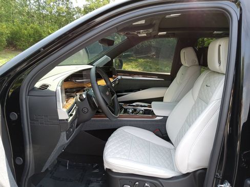 Used 2026 Cadillac Escalade Platinum Sport w/ LPO, ONYX Package AWD/4WD image 10