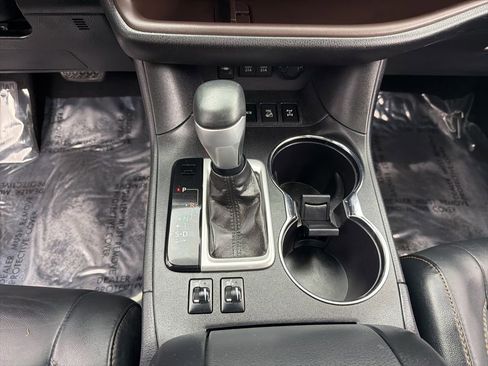 Used 2018 Toyota Highlander XLE AWD/4WD image 15