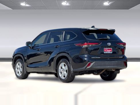 Used 2024 Toyota Highlander LE AWD/4WD image 7