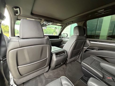 Used 2025 Cadillac Escalade ESV Sport w/ Touring Package AWD/4WD image 17