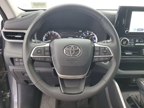 Used 2025 Toyota Highlander LE FWD image 24