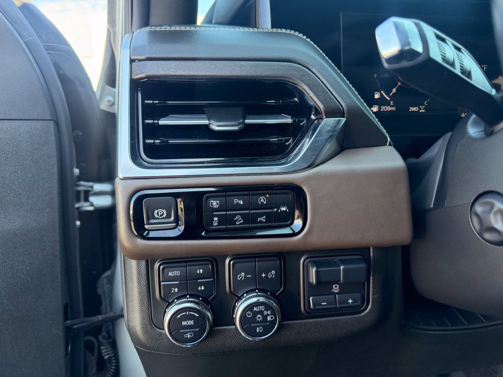 Used 2025 GMC Yukon XL Denali Ultimate AWD/4WD image 27