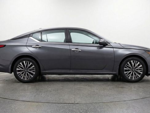 Used 2025 Nissan Altima 2.5 SV image 11