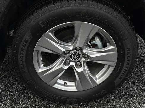 Used 2022 Toyota RAV4 XLE w/ Convenience Package image 5