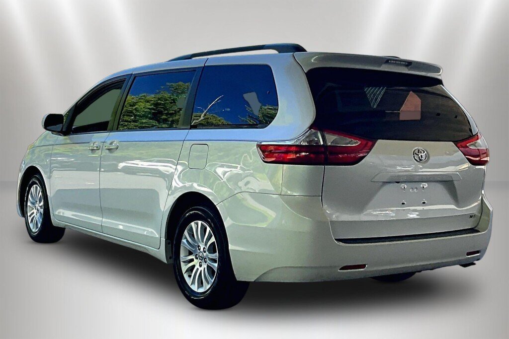 Used 2017 Toyota Sienna XLE FWD image 4