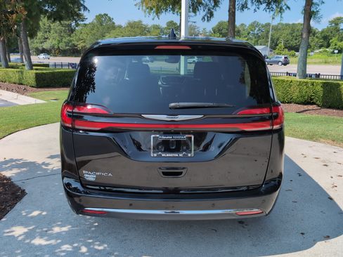 Used 2024 Chrysler Pacifica Touring-L FWD image 9