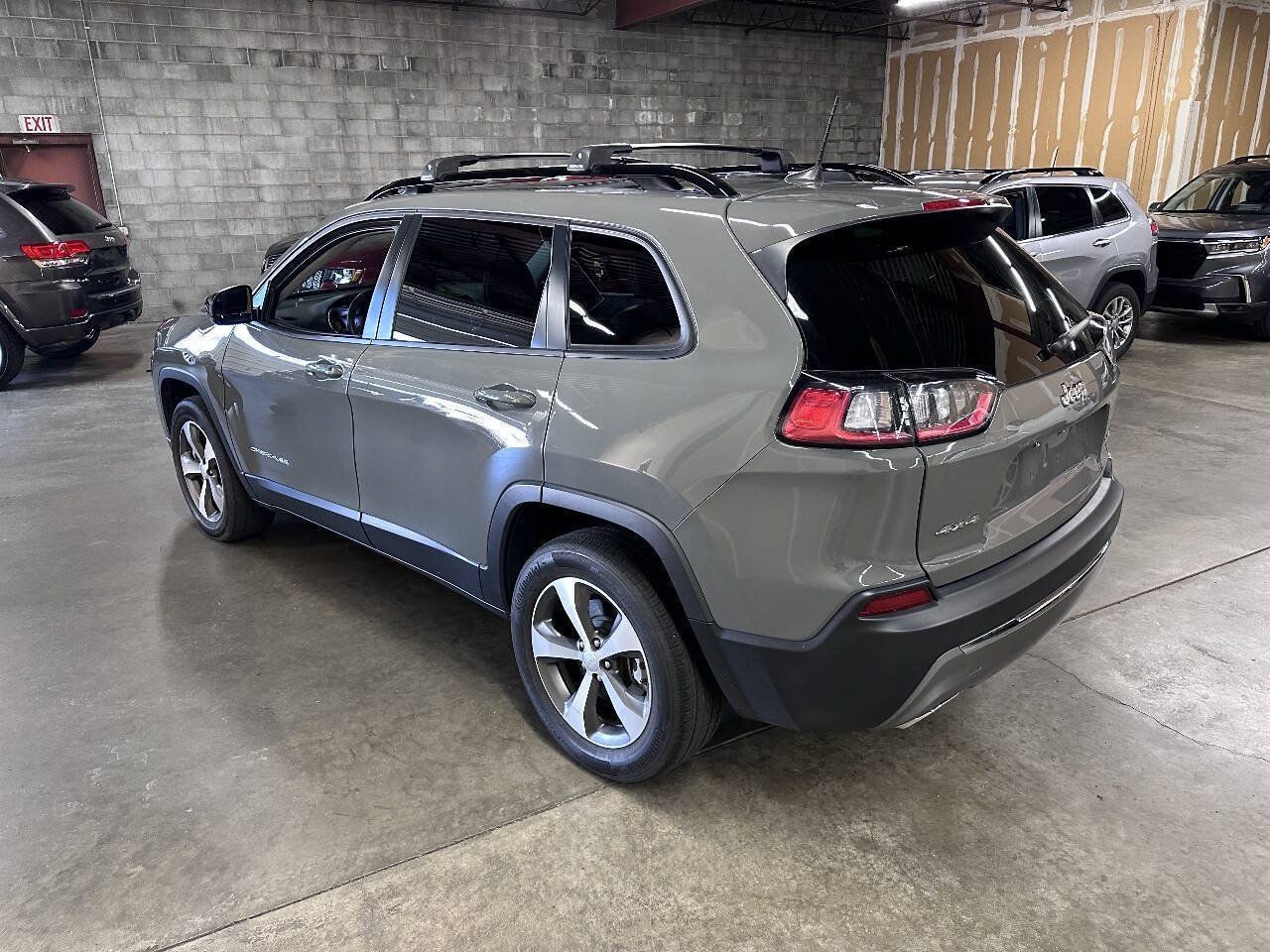 Used 2022 Jeep Cherokee Limited AWD/4WD image 5