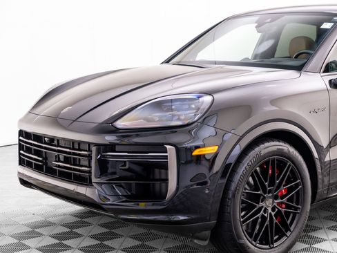 Certified 2025 Porsche Cayenne Turbo AWD/4WD image 35