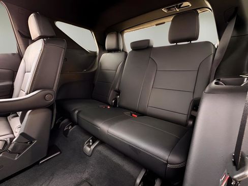 Used 2025 Chevrolet Traverse High Country FWD image 23