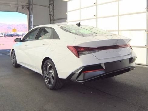 Certified 2025 Hyundai Elantra Limited FWD image 8