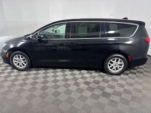 Used 2024 Chrysler Pacifica Touring-L image 16