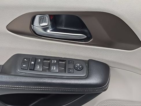 Used 2022 Chrysler Voyager LX FWD image 10