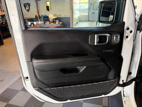 Used 2019 Jeep Wrangler Unlimited Sahara w/ Uconnect 4C Nav & Sound Group AWD/4WD image 25