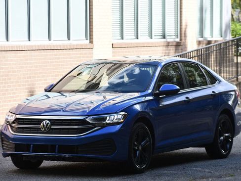 Used 2022 Volkswagen Jetta SE w/ Panoramic Sunroof Package image 3