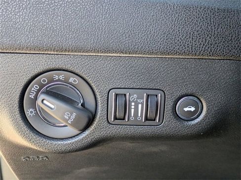 Used 2018 Chrysler 300 Touring w/ Driver Convenience Group image 13