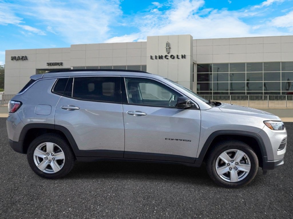Used 2022 Jeep Compass Latitude w/ Convenience Group AWD/4WD image 2