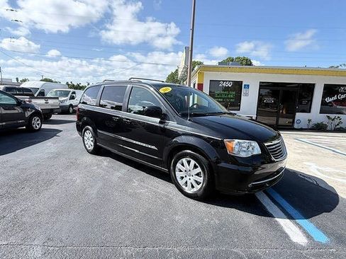Used 2015 Chrysler Town & Country Touring FWD image 2