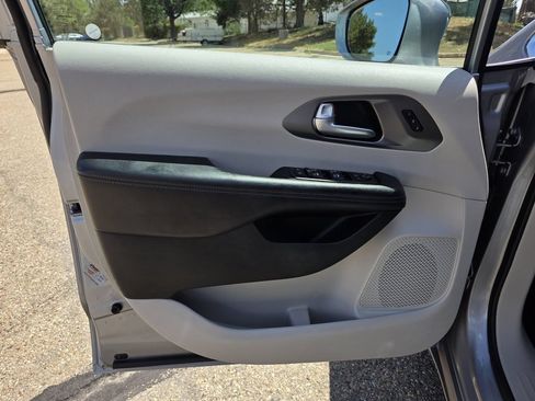 Used 2018 Chrysler Pacifica Limited FWD image 13
