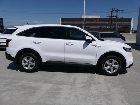 Used 2023 Kia Sorento LX FWD image 2